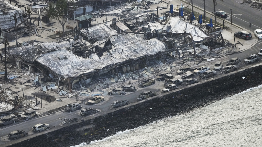 Suben a 80 los muertos en los fuegos en Maui mientras sobrevivientes vuelven a comunidades en ruinas