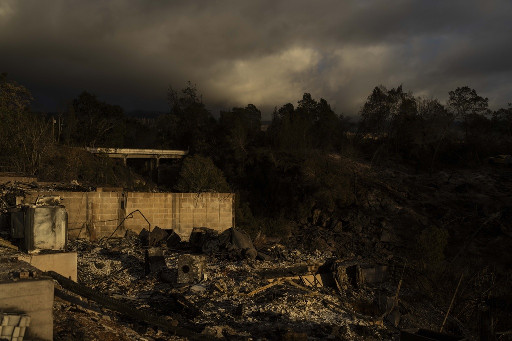 Número de fallecidos por incendios en Hawai llega a 106 mientras el condado identifica a víctimas