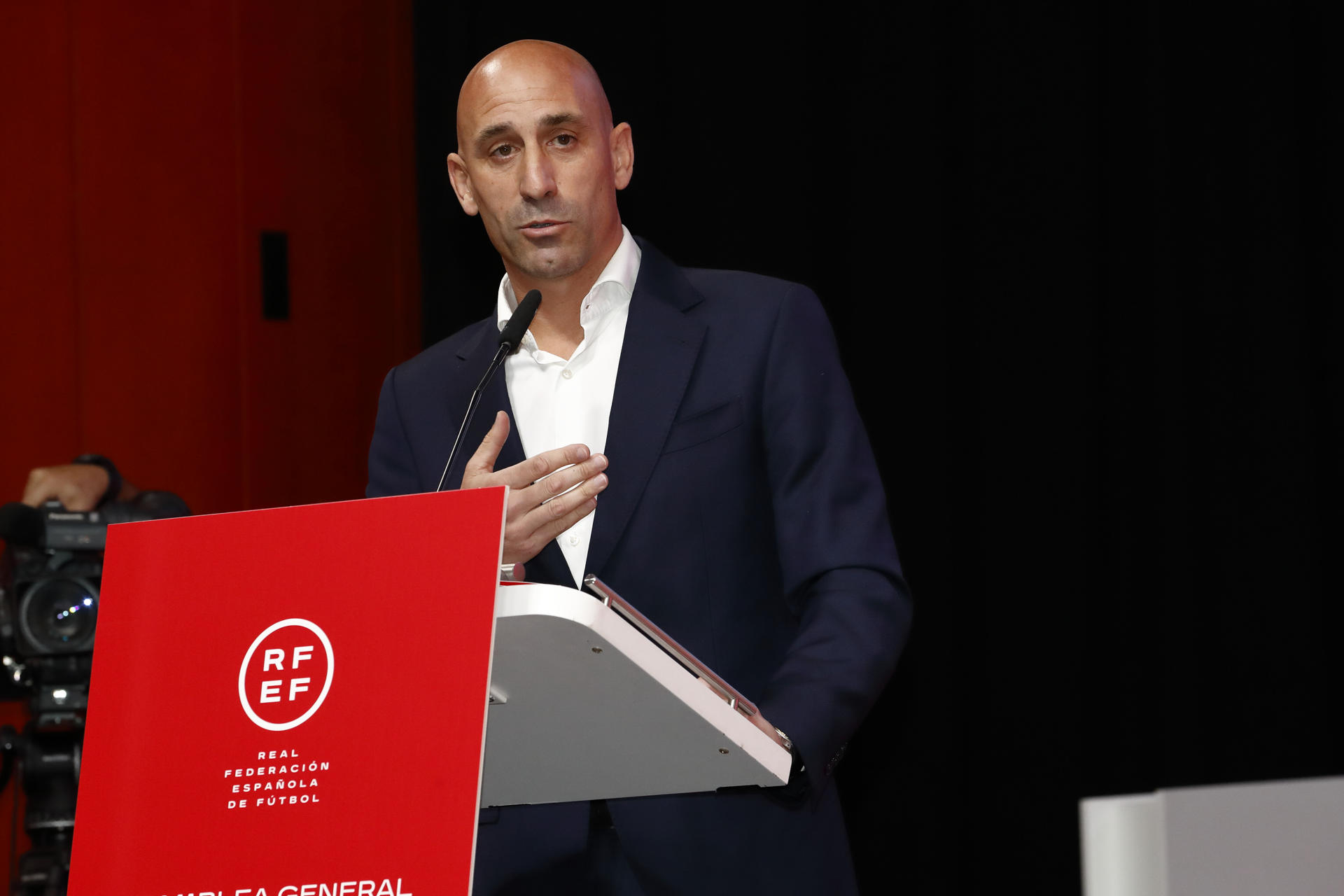 FIFA suspende por tres años a Luis Rubiales por beso no consentido a Jenni Hermoso