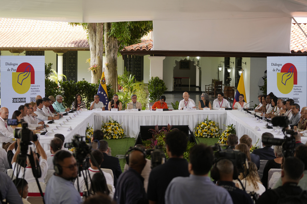 Gobierno colombiano y disidencias de las FARC inician reunión de tres días para mesa de paz