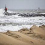 Tormenta tropical Ophelia llega a Carolina del Norte y azota la costa con fuertes lluvias