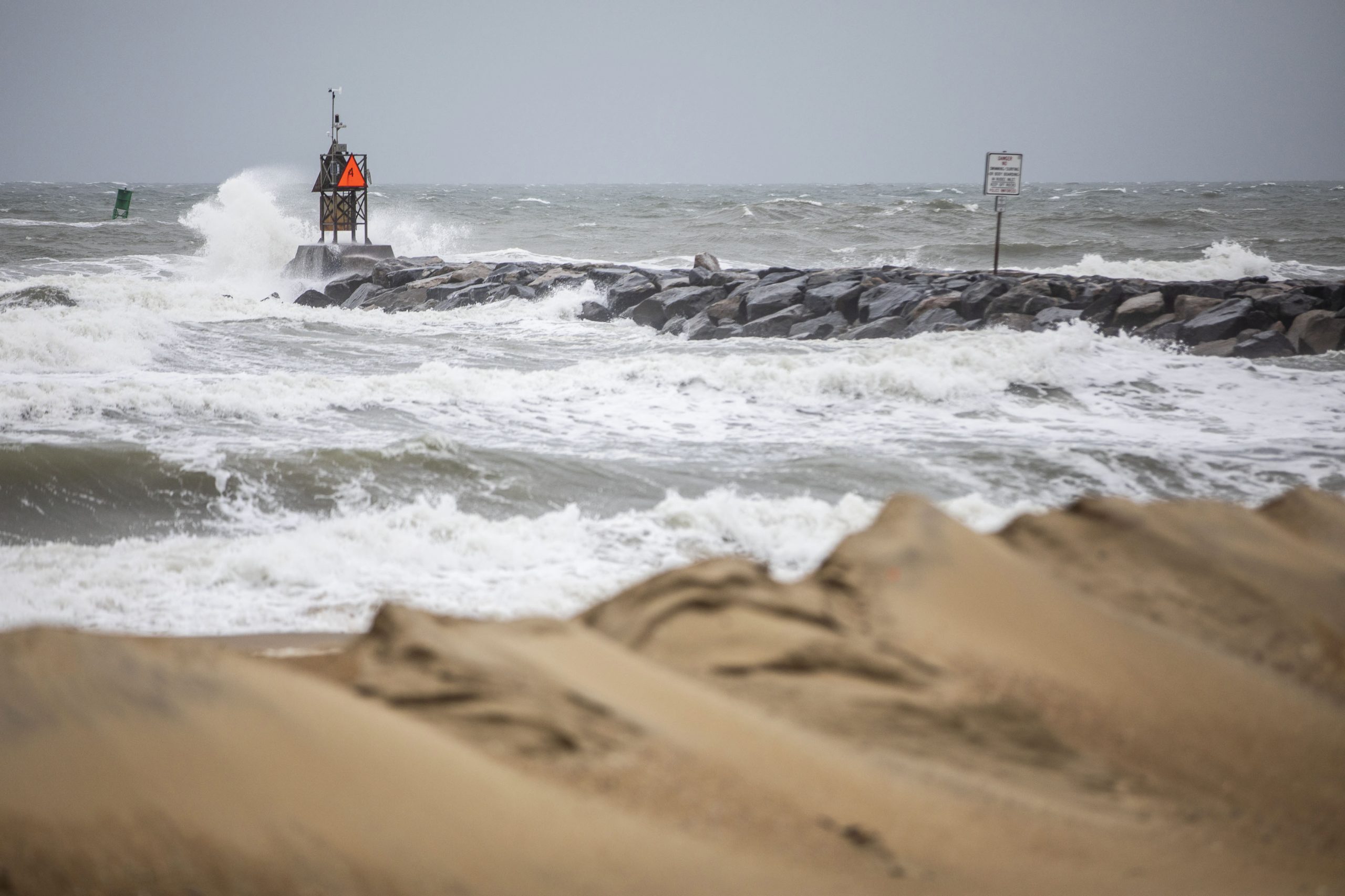 Tormenta tropical Ophelia llega a Carolina del Norte y azota la costa con fuertes lluvias