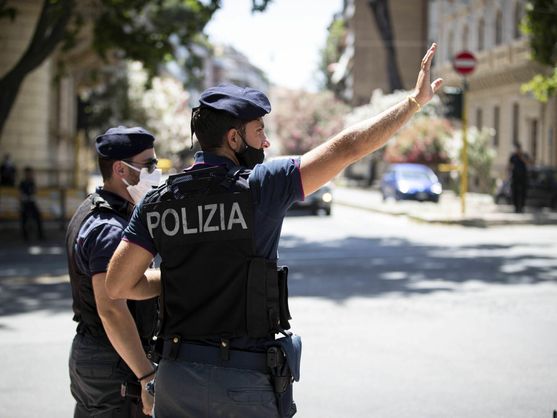 Arrestan a nueve jóvenes, siete de ellos menores, por violación de dos niñas en Italia