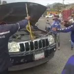 Rescatan a serpiente en el motor de un vehículo en Morán