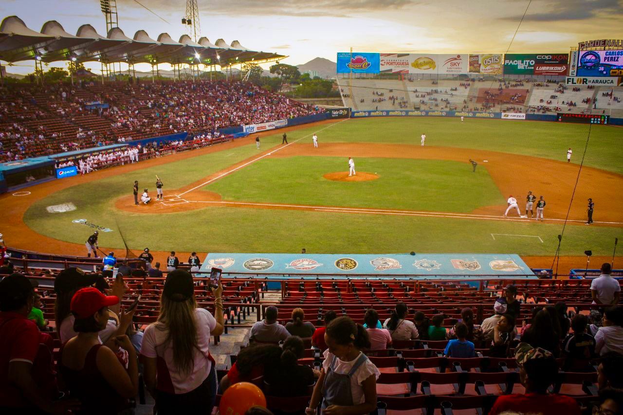 LVBP anuncia 13 suspensiones por por hechos violentos en la final de Cardenales vs Tiburones