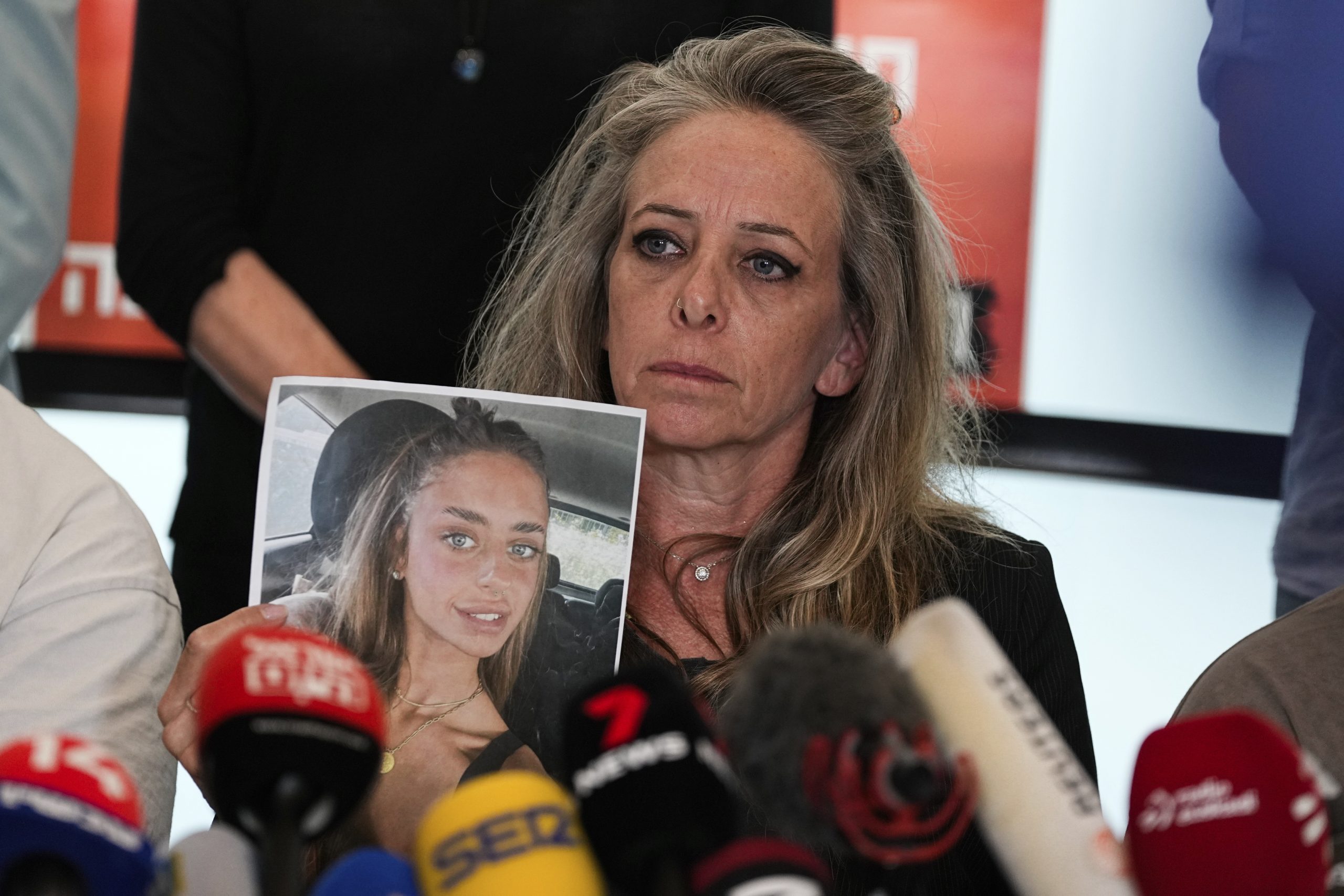 Madre de joven israelí secuestrada por Hamas ruega por su liberación