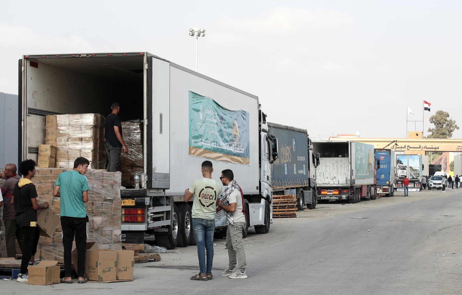 Al menos 60 camiones con alimentos y medicinas se preparan para entrar a Gaza