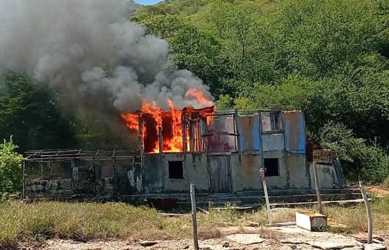 FANB destruye un campamento usado por criminales con más de 10.000 litros de gasolina