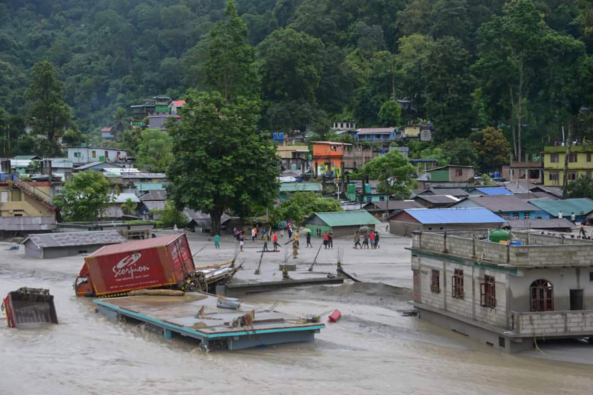 Inundaciones repentinas dejan 14 muertos y 100 desaparecidos en noreste de India