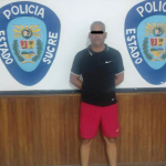 Detienen a policía por golpear a un ciudadano con un casco, en Sucre