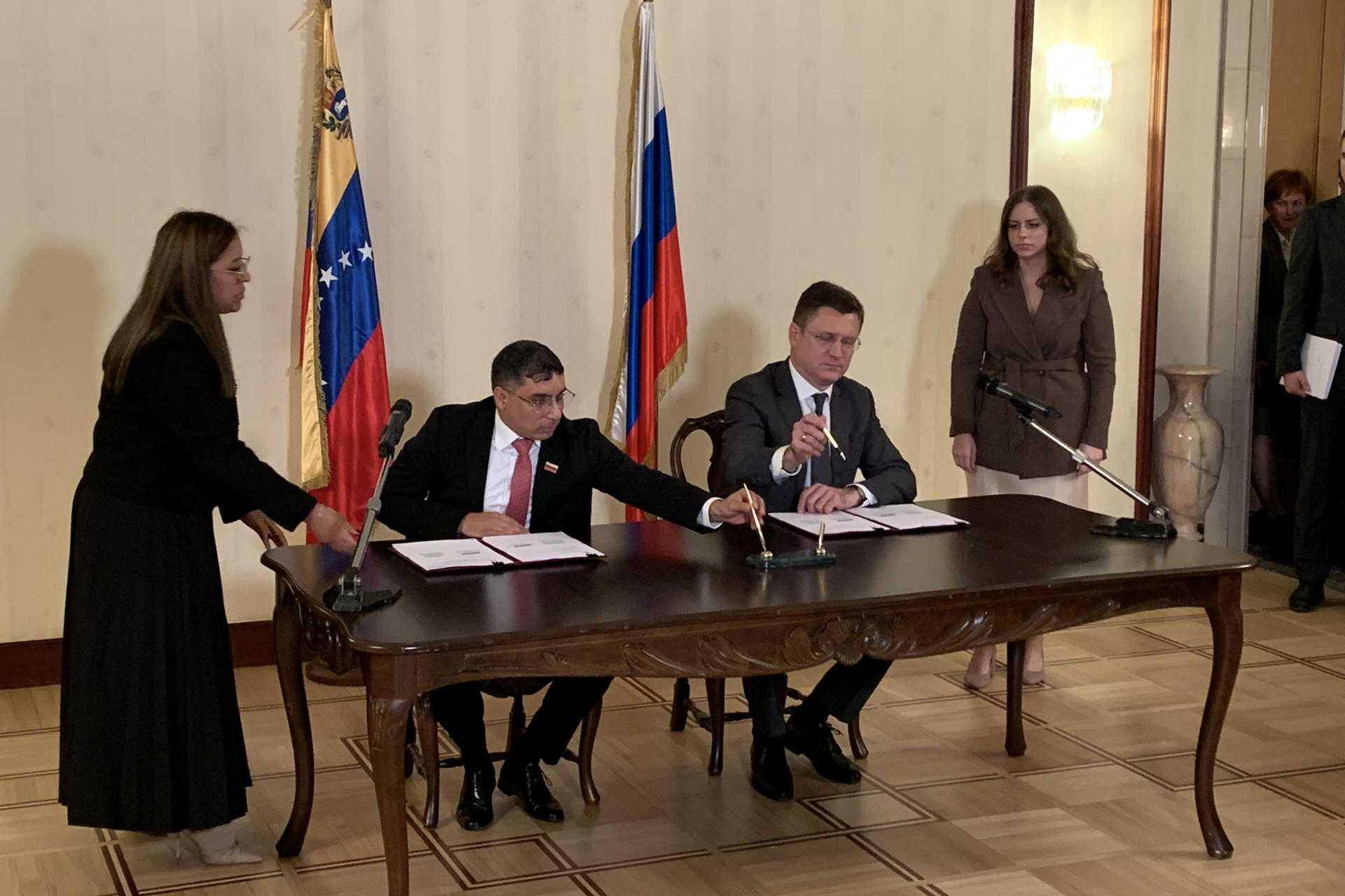 Venezuela y Rusia firman 16 acuerdos de cooperación en energía, turismo y transporte