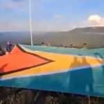 Guyana izó su bandera en montaña ubicada en el Esequibo