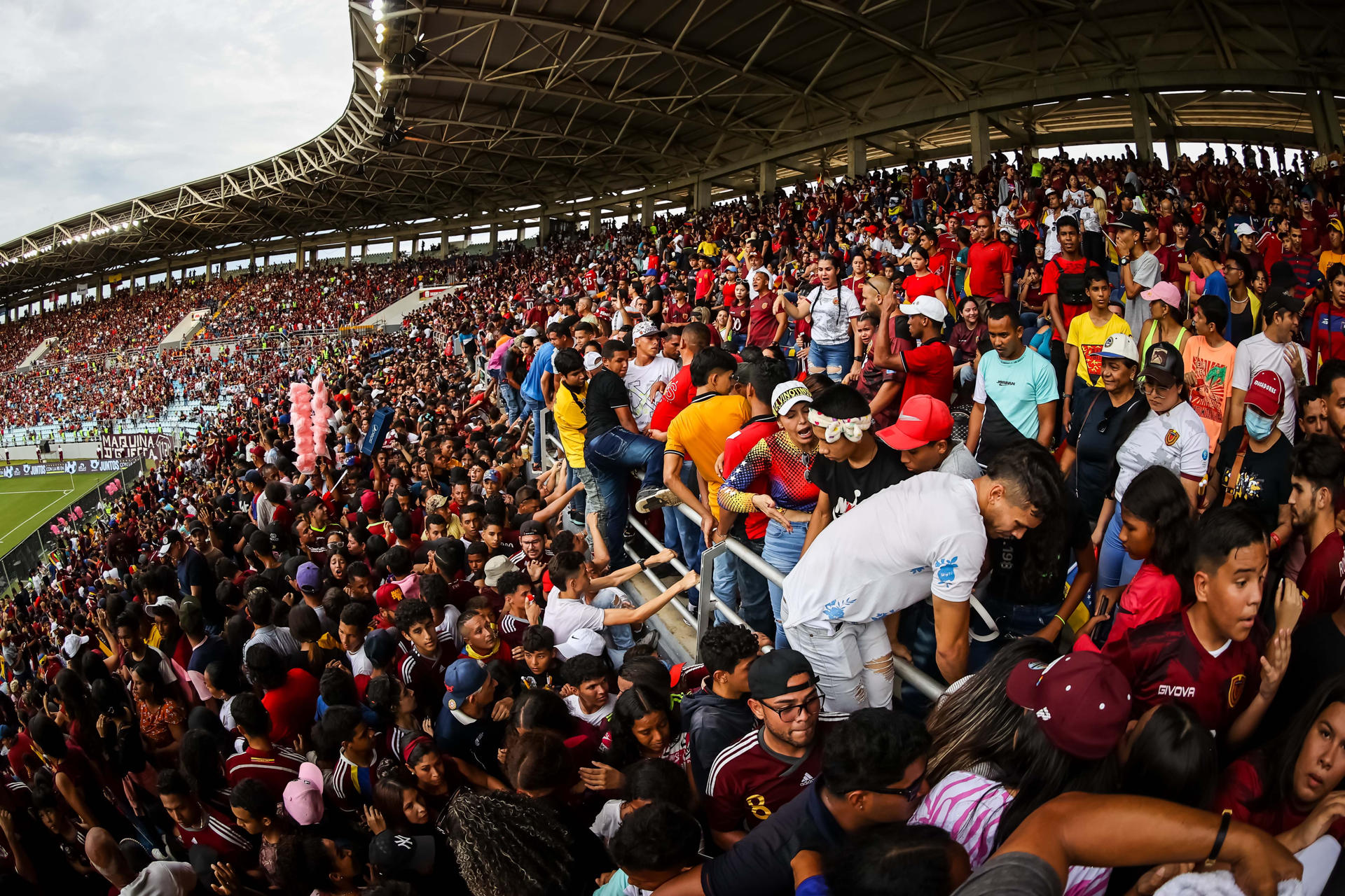 FVF tomará medidas tras daños ocasionados por fanáticos en el partido con Ecuador