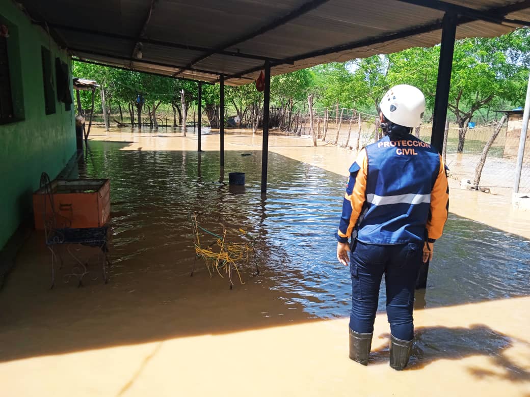 Fuertes lluvias generan la crecida de quebradas y dejan varias vías incomunicadas en Falcón