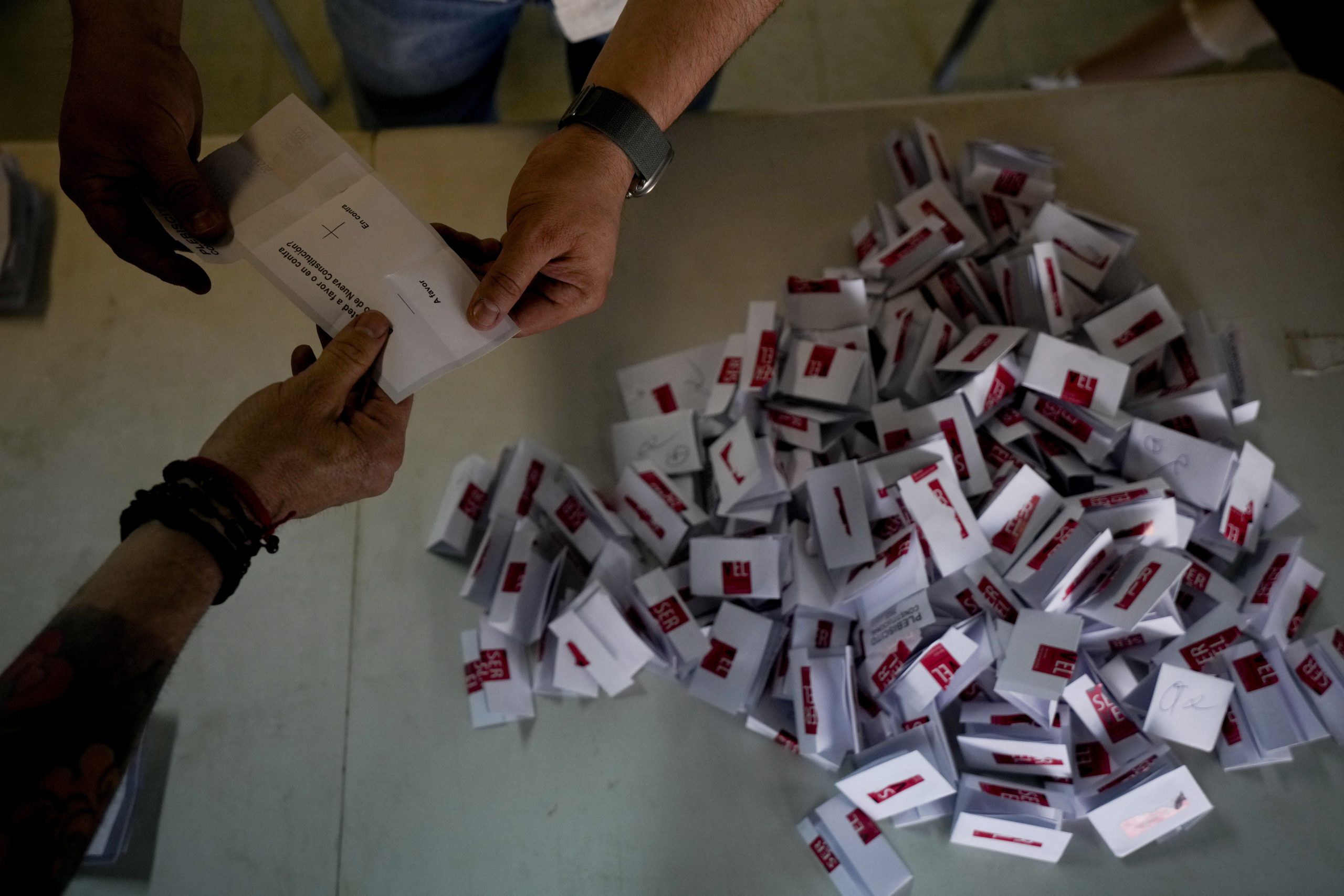 Cierran las urnas en Chile y arranca el conteo en el plebiscito sobre nueva propuesta constitucional foto AP