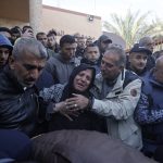 Rehenes israelíes baleados por error habían ondeado bandera blanca, dice oficial israelí foto AP