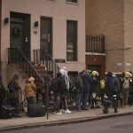 En vísperas de la Navidad, migrantes se enfrentan a desalojos en albergues de Nueva York