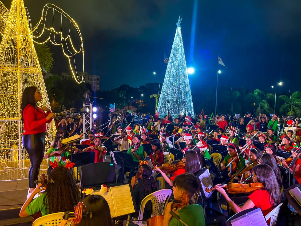 Al menos 500 músicos regalaron a los larenses un concierto navideño en el Obelisco