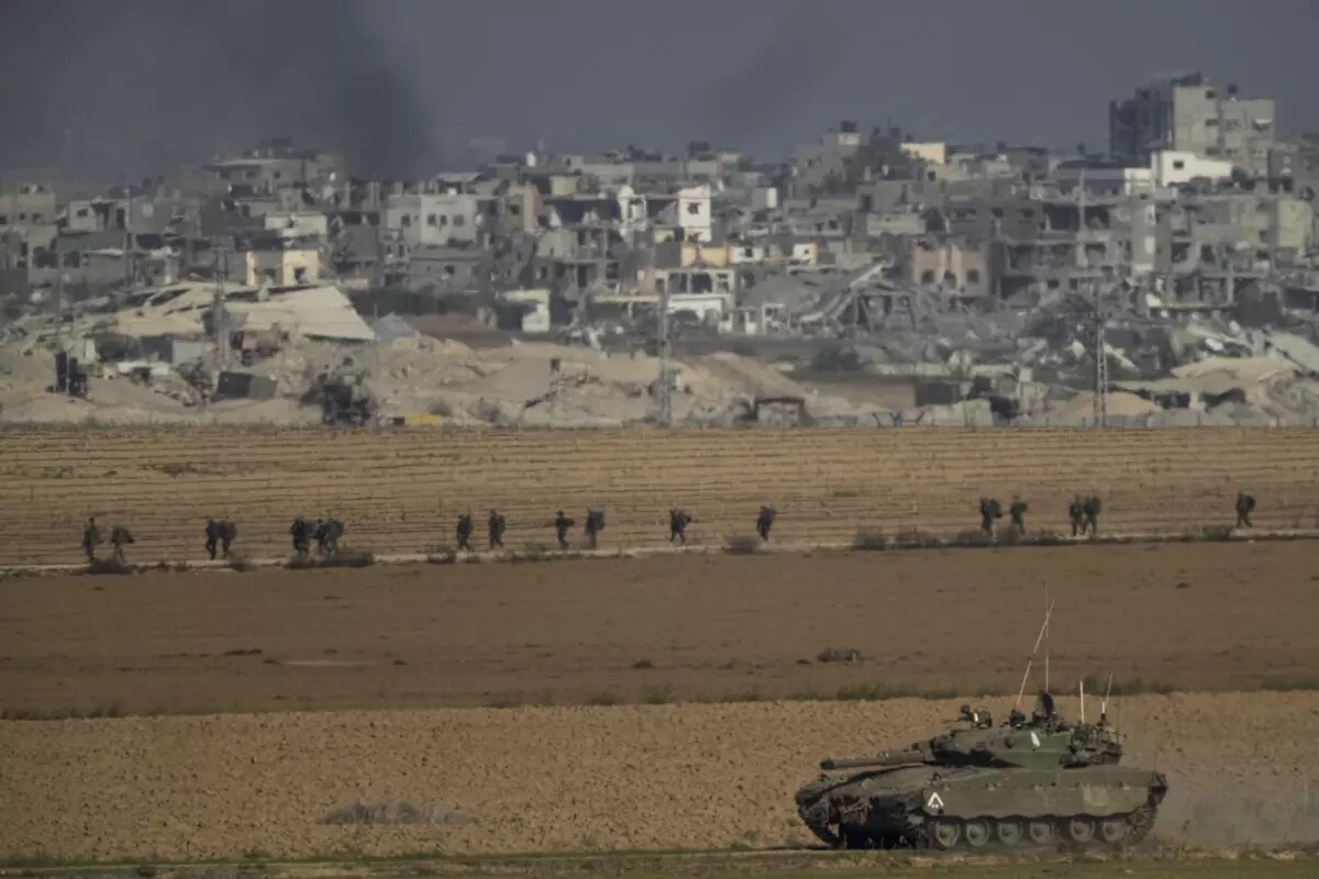 Tropas israelíes operan en el centro de Gaza en una posible ampliación de la ofensiva