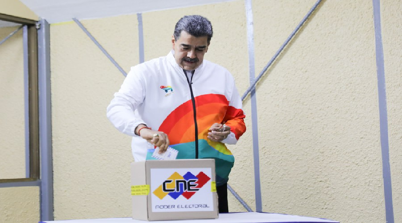 Maduro vota en el referendo por el Esequibo y llama a los venezolanos a participar