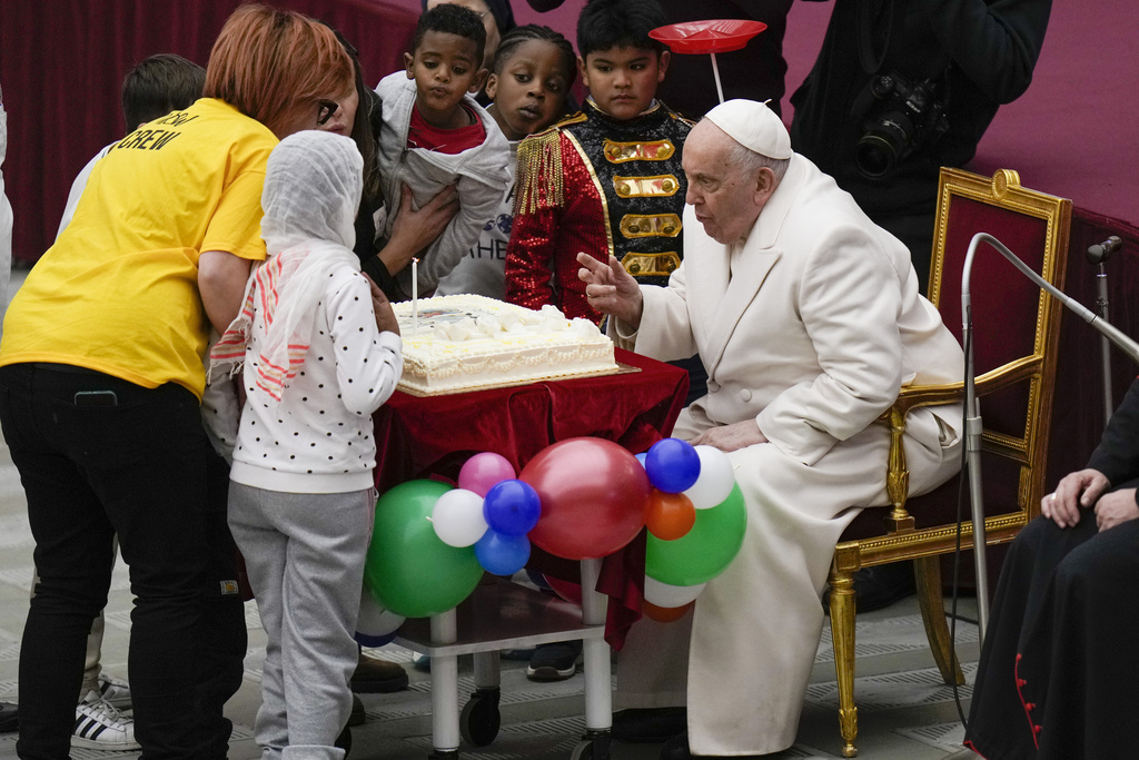 El papa Francisco cumple 87 años y los celebra en una audiencia festiva con niños