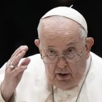 El papa pide al personal del deológicas rígidas”