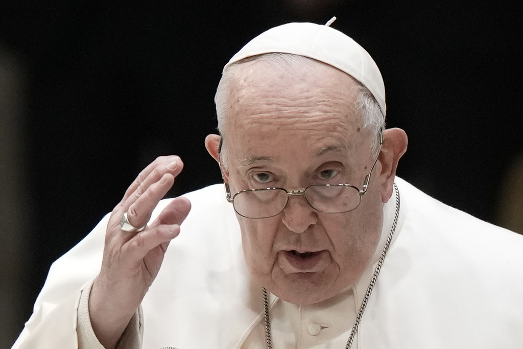 El papa pide al personal del deológicas rígidas”