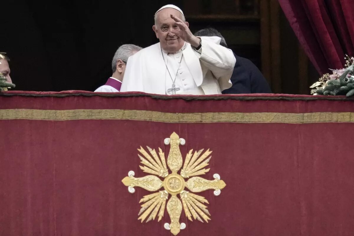 El papa Francisco arremete contra la industria armamentística y pide paz para el mundo en Navidad