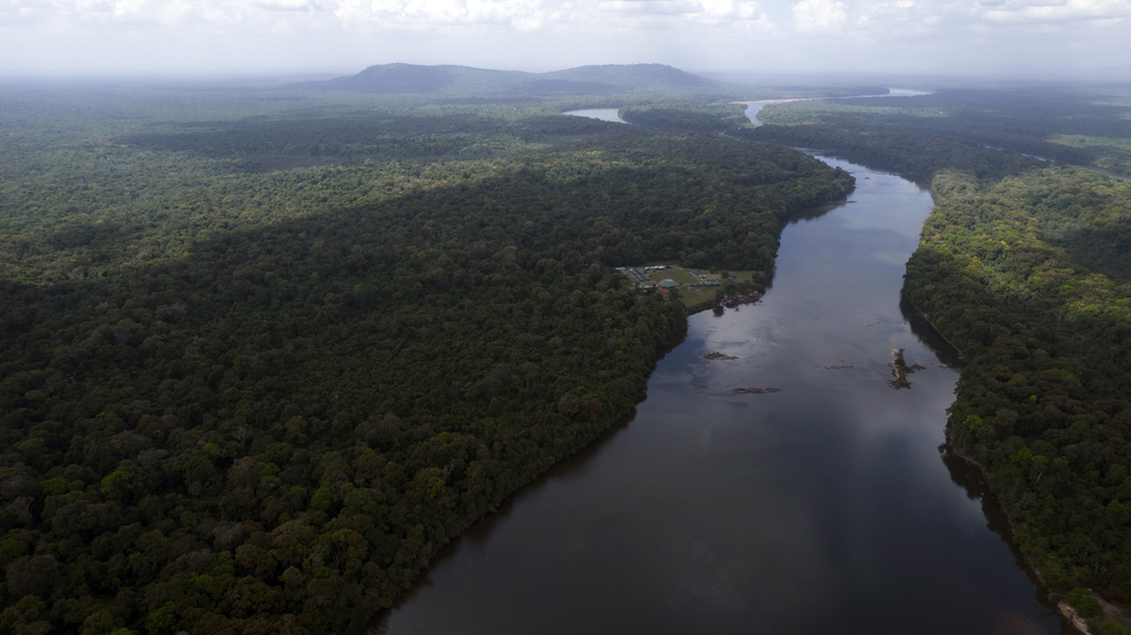 Buque de guerra del Reino Unido arriba a Guyana y eleva la tensión por disputa territorial