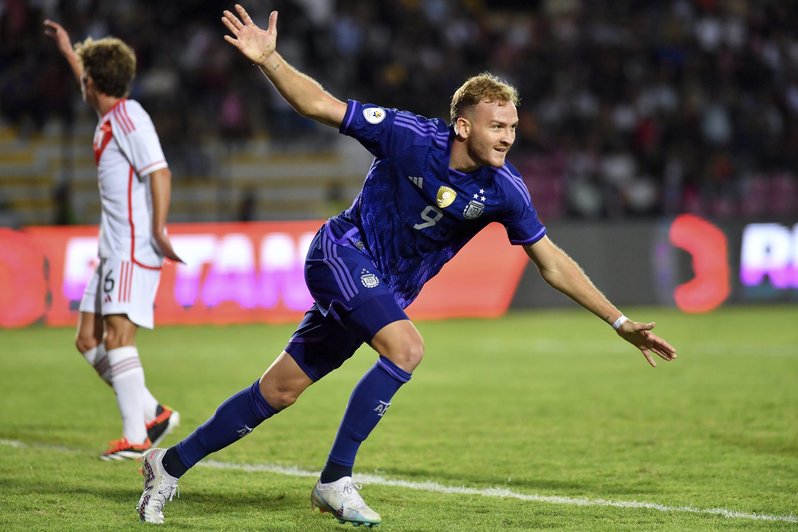 Argentina vence 2-0 a Perú y comanda Grupo B; Paraguay supera a Uruguay Foto: AP