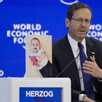 El presidente de Israel, Isaac Herzog, habla en el Foro Económico Mundial en Davos, Suiza, jueves 18 de enero de 2024. (AP FotoMarkus Schreiber)