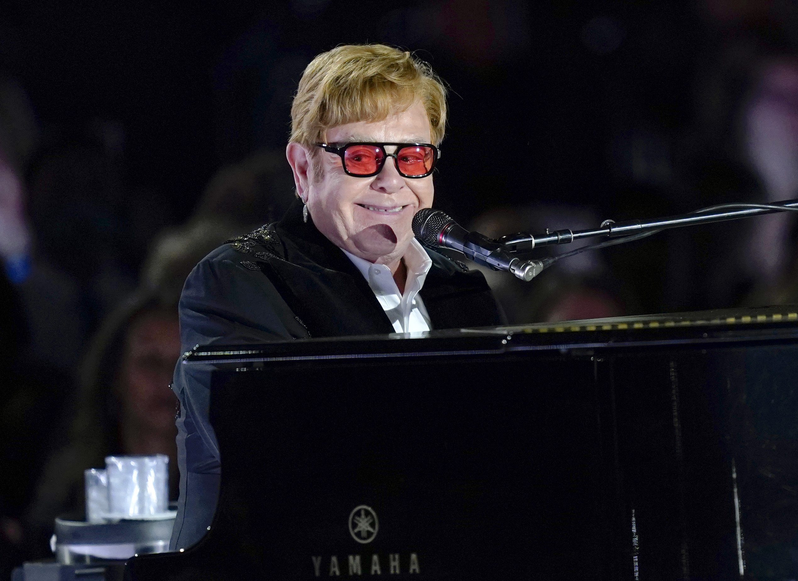 Elton-John-alcanza-el-estatus-de-EGOT-gracias-a-su-Emmy-AP