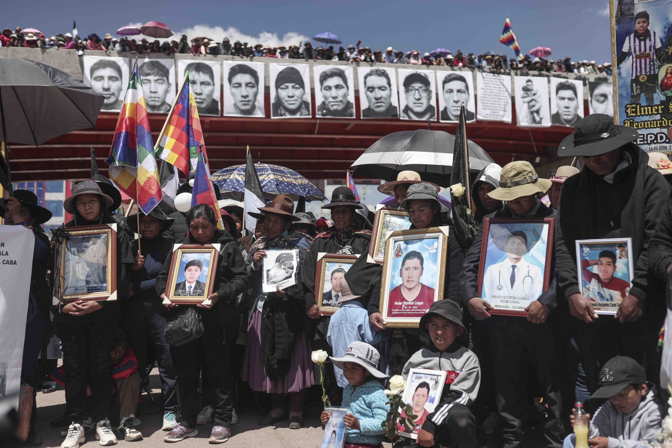 Miles exigen justicia a un año de muertes en protestas en Perú foto AP