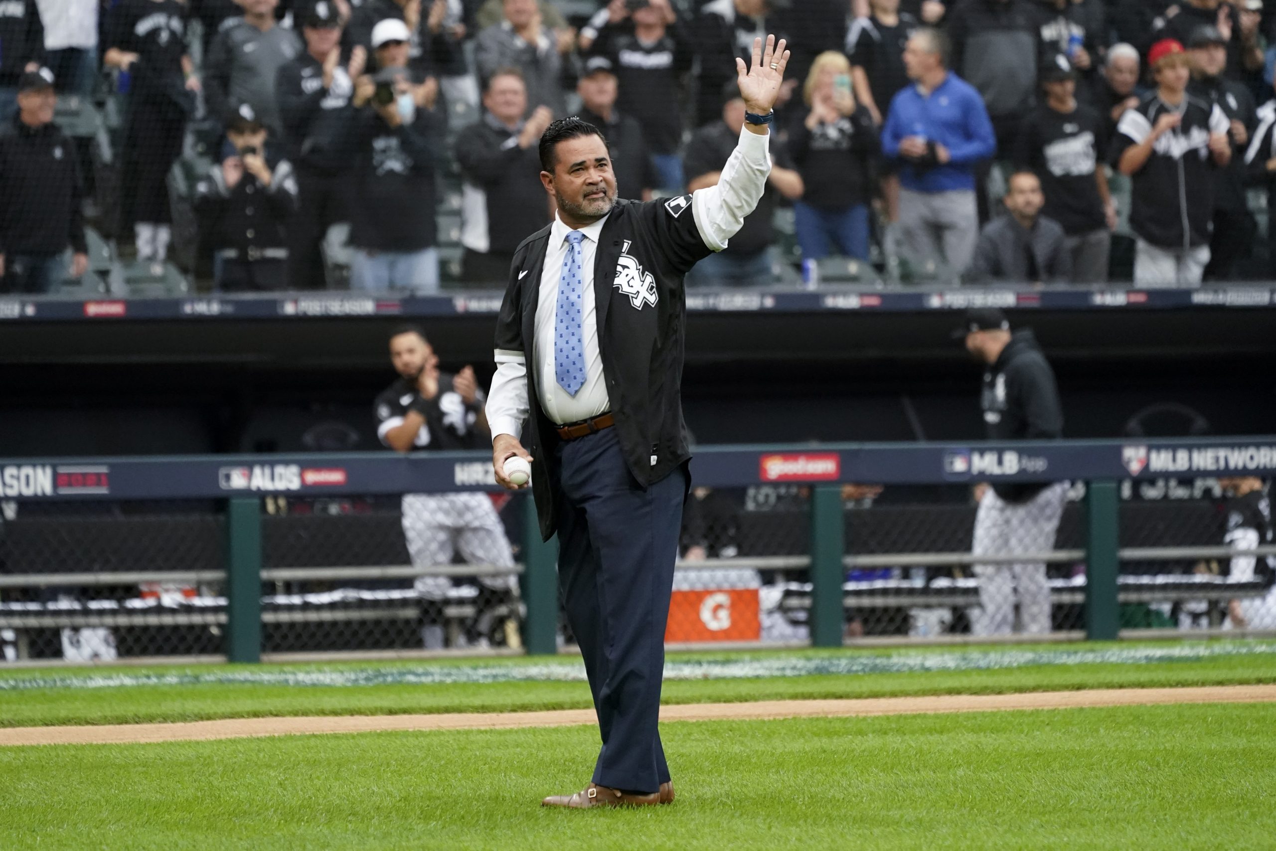 Ozzie Guillén lleva a los Tiburones a una Serie del Caribe foto AP