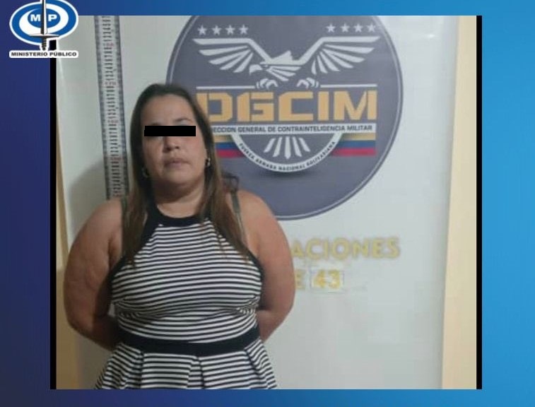 Exfiscal es detenida por presuntamente extorsionar a representantes de un colegio