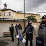 Al menos un fallecido por ataque de hombres armados a iglesia en Estambul