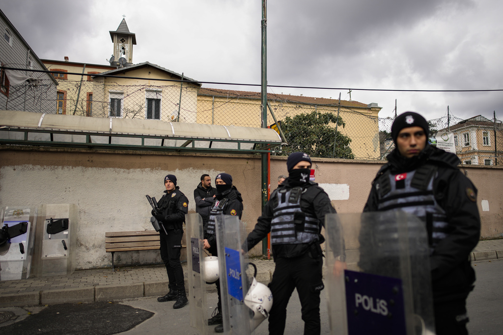 Al menos un fallecido por ataque de hombres armados a iglesia en Estambul