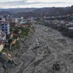 Lluvias persistentes azotan Bolivia; tres casas caen a un río en la ciudad de La Paz Foto AP