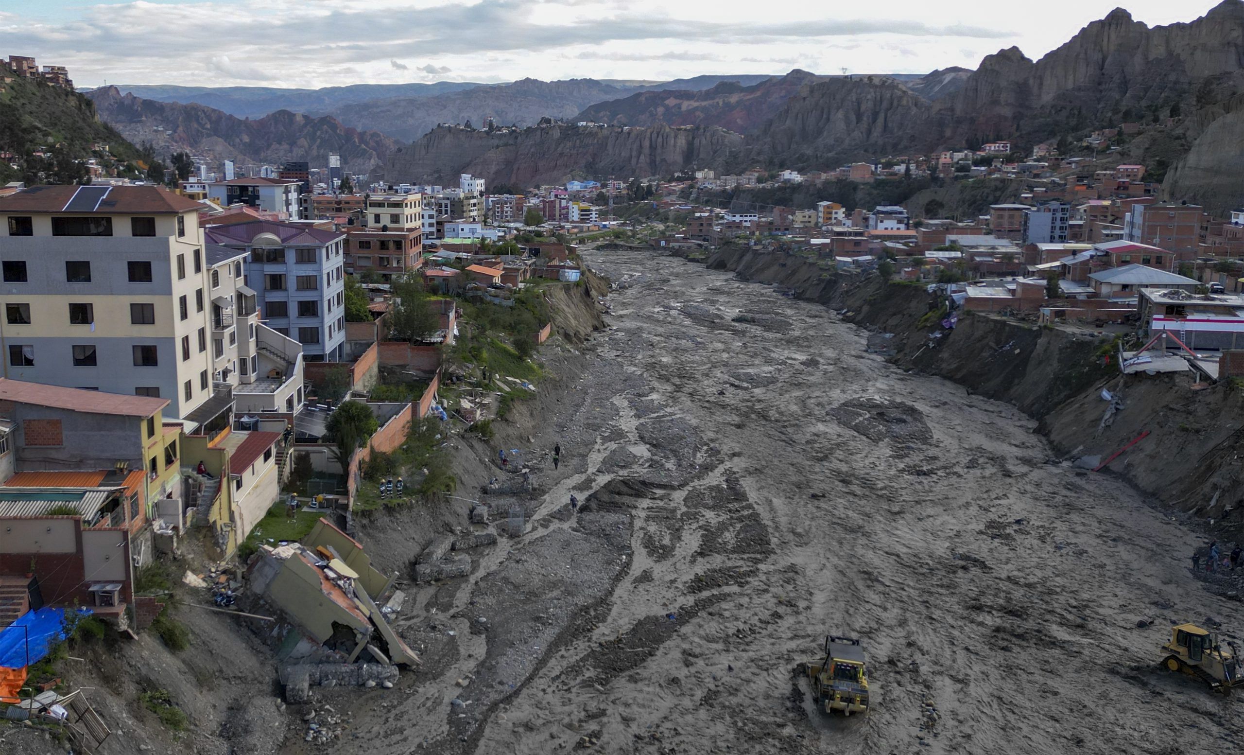 Lluvias persistentes azotan Bolivia; tres casas caen a un río en la ciudad de La Paz Foto AP