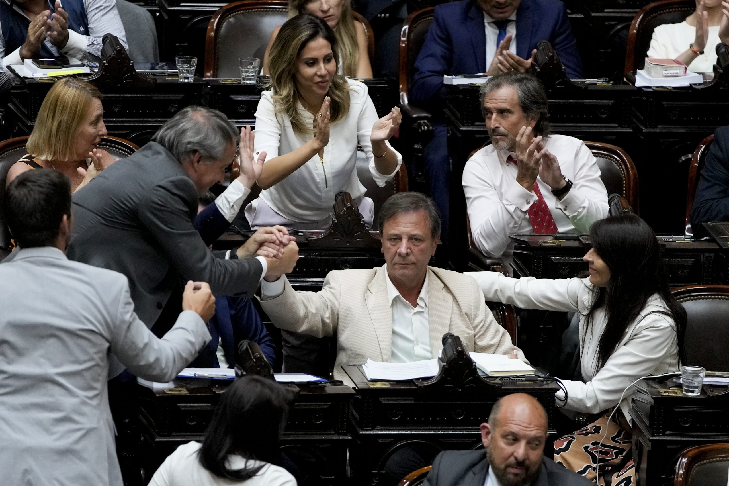 Diputados de Argentina aprueban en general paquete de reformas de Milei foto ap.