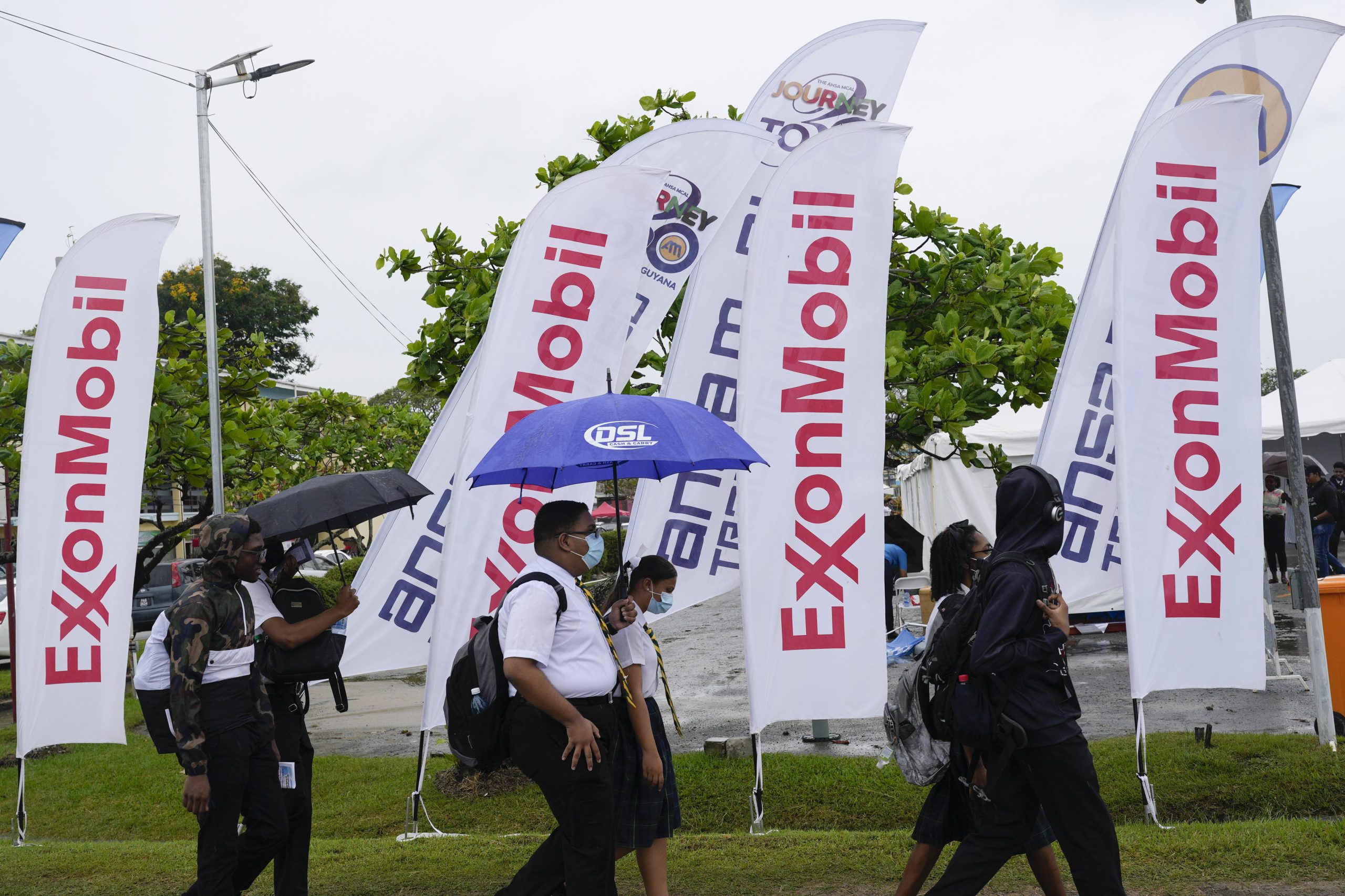 ExxonMobil explorará por petróleo y gas en área disputada frente a costas sudamericanas foto AP.