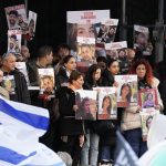 Familiares de rehenes visitan la CPI para pedir la detención de los líderes de Hamás foto ap