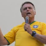 Bolsonaro es investigado por presuntamente acosar a una ballena en costas de Sao Paulo