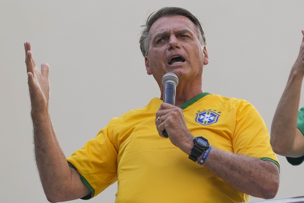 Bolsonaro es investigado por presuntamente acosar a una ballena en costas de Sao Paulo