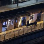 Policía cree que hubo 3 hombres armados en tiroteo que dejó 1 muerto y 5 heridos en metro de NY foto AP