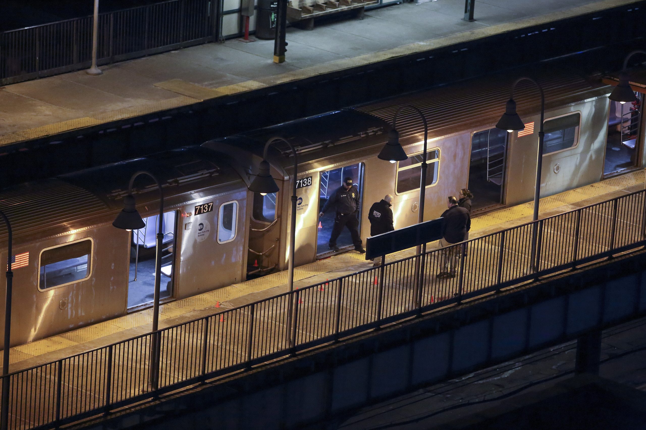 Policía cree que hubo 3 hombres armados en tiroteo que dejó 1 muerto y 5 heridos en metro de NY foto AP