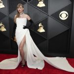 Taylor Swift rompe récord con su cuarto Grammy al álbum del año