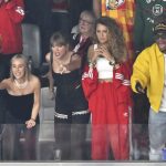 Taylor Swift celebra con Kelce y amigos el triunfo de los Chiefs en el Super Bowl foto AP