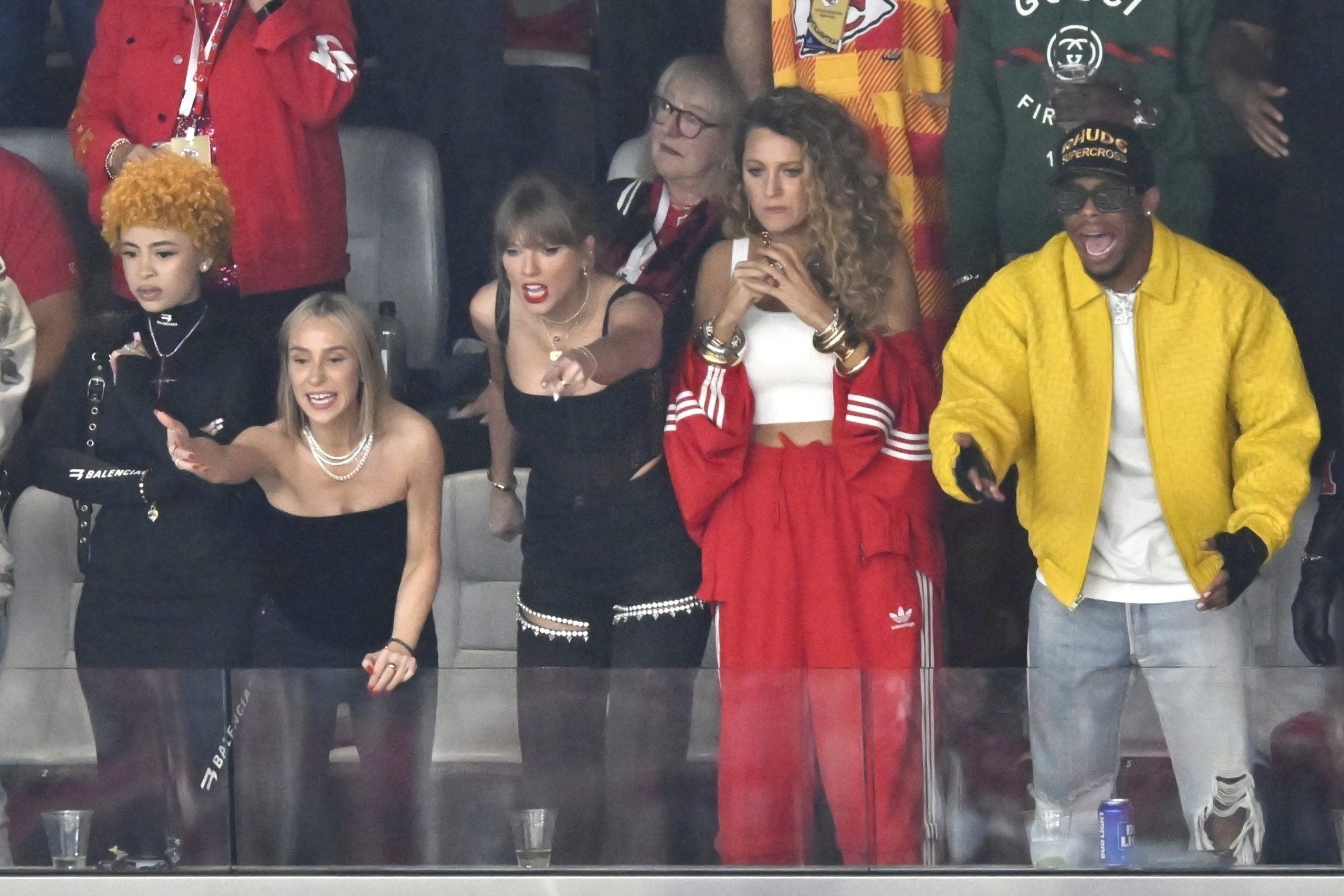 Taylor Swift celebra con Kelce y amigos el triunfo de los Chiefs en el Super Bowl foto AP