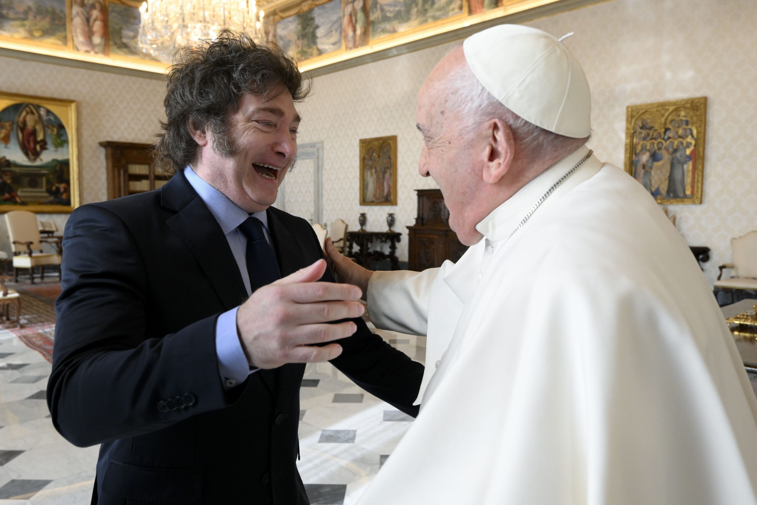 Tras su abrazo, el papa y Milei se reúnen entre rumores sobre un viaje de Francisco a Argentina foto AP